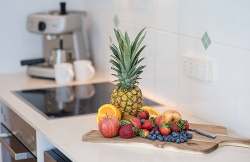 Airlie Beach Apartment | 2 Bedroom Apartment in the heart of Airlie Beach with 180 degree views.