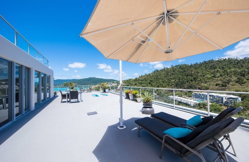 Airlie Beach Apartment | 2 Bedroom Apartment in the heart of Airlie Beach with 180 degree views.