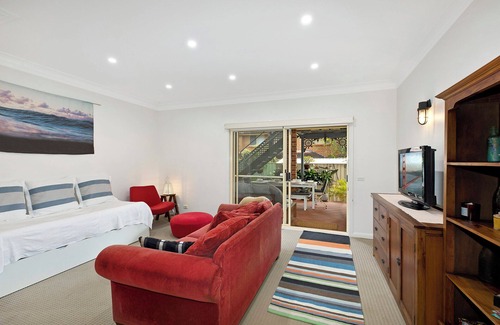 Noraville Apartment | 2 bedroom apartment 1 min walk from beach!nnFamily friendly sleeping 6 people.