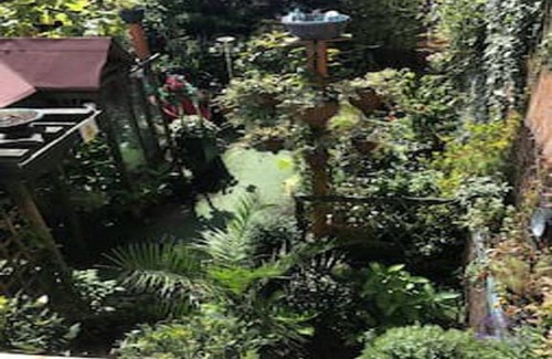 Newark Apartment | 2 Bedroom Apartment in Newark with a secret garden.