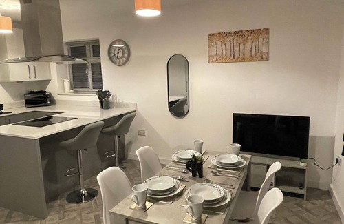 Leicester House | 2-bedroom bungalow offers a perfect blend of comfort and convenience.