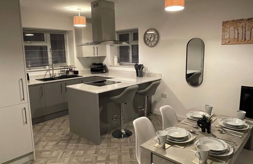 Leicester House | 2-bedroom bungalow offers a perfect blend of comfort and convenience.