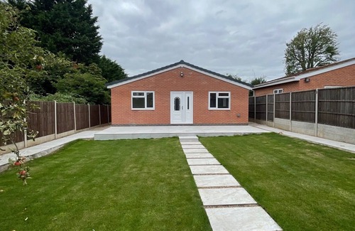 Leicester House | 2-bedroom bungalow offers a perfect blend of comfort and convenience.