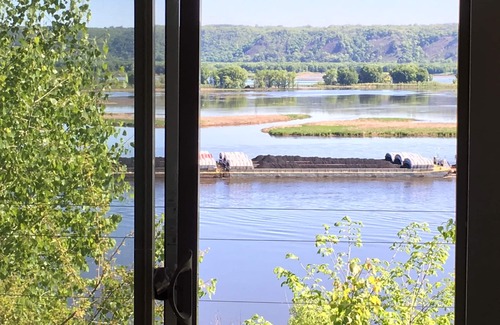 Lansing Cabin | 2 Bedroom Cabin Fantastic Mississippi River View