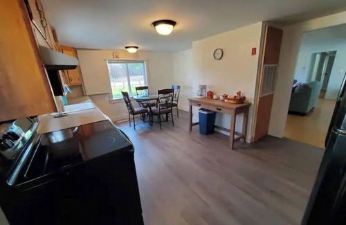 Thomaston House | 2 Bedroom Close to Town Home