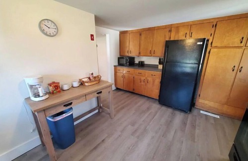 Thomaston House | 2 Bedroom Close to Town Home