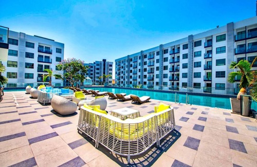 Jomtien Condo | 2-bedroom condo in delightful Muang Pattaya with AC, WiFi, fitness room