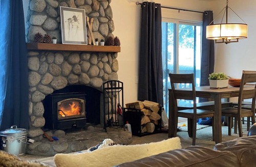 Mammoth Lakes Condo | 2-bedroom condo just a 5 minute free shuttle to Mammoth Mtn door to door.