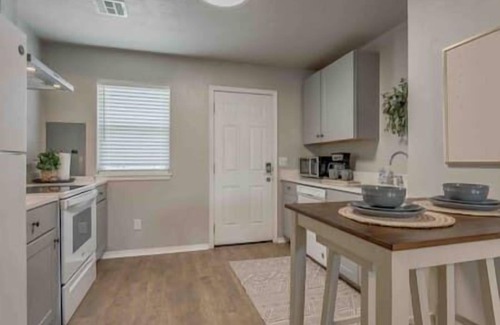 Edmond House | 2-Bedroom Cottage w/KING bed