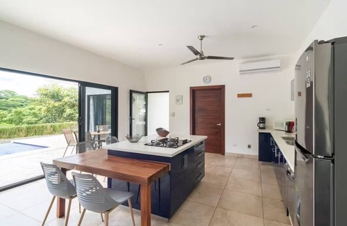 Canafistula House | 2-bedroom house with infinity pool and jungle views in Tamarindo with WiFi, AC