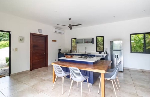 Canafistula House | 2-bedroom house with infinity pool and jungle views in Tamarindo with WiFi, AC