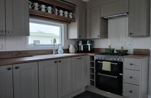 Ingoldmells House | 2-bedroom, Fantasy Island, HOT TUB, WiFi, dog friendly in Ingoldmells Sleeps 4
