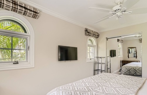 Palm Beach House | 2 bedroom guesthouse with pool just off Worth Avenue