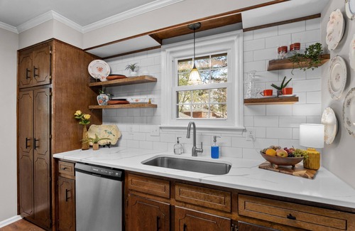 Augusta Apartment | 2 bedroom home with 2 bathrooms and fully fenced backyard. The sleeping arrangements are 1 king and 1 queen and a futon located in the living room.