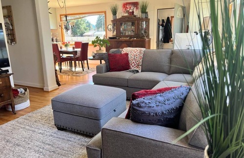 Mendenhall Valley House | 2 bedroom house in beautiful Juneau, Alaska!Near glacier, and close to airport.