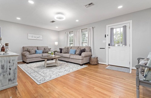 Beaumont House | 2-bedroom house in welcoming Beaumont with all the amenities of home!