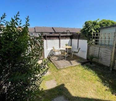 Salisbury House | 2 bedroom house near centre and private parking