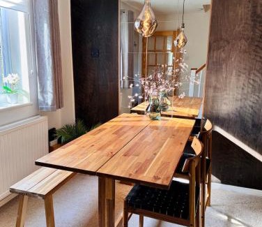 Salisbury House | 2 bedroom house near centre and private parking