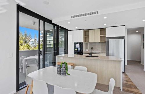 Burleigh Heads Apartment | 2 Bedroom Luxury in Burleigh Heads!