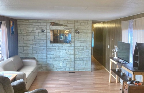 Lyman House | 2-bedroom mobile home in small town Lyman with WiFi. Plenty of parking.