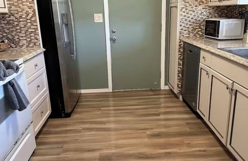 Spring Hill House | 2-bedroom pool house with WiFi, AC in Spring Hill. Minutes from Weeki Wachee