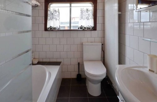 Eastern Docklands Boat Rental | 2 Bedroom Private HOUSEBOAT CITY CENTER