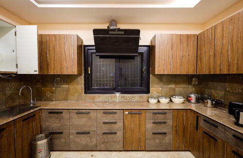 Mahmoorganj Apartment | 2-bedroom spacious apartment with large TV, AC, WiFi nr Kashi Vishwanath Temple