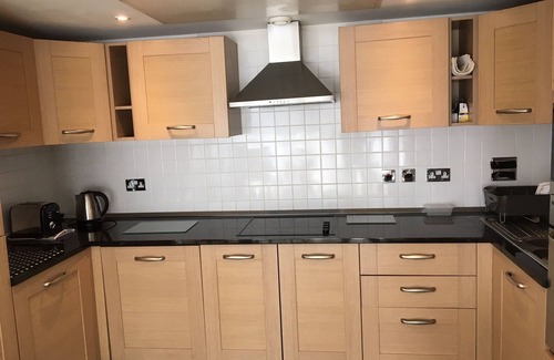 Woolwich Riverside Apartment | 2 bedroom Thames riverside apartment with free wifi.