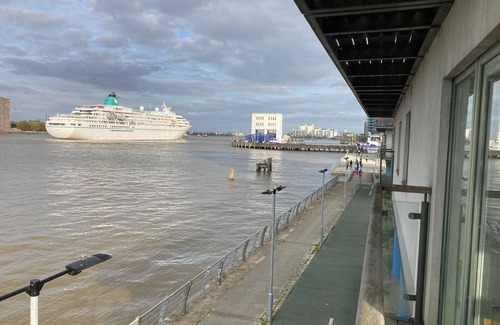 Woolwich Riverside Apartment | 2 bedroom Thames riverside apartment with free wifi.