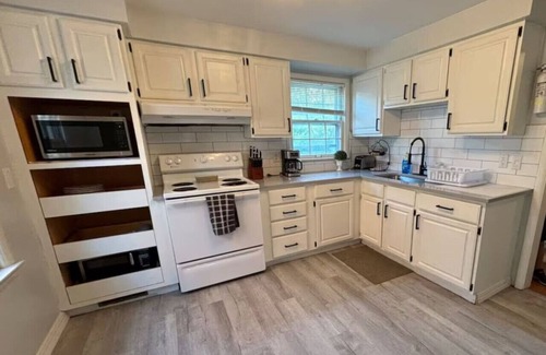 South Euclid Apartment | 2-Bedroom University Heights home w 2 King Beds