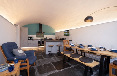 Waterhead House | 2 Bedroom Waterhead Range Cottage by LetMeStay