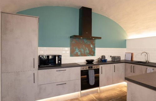 Waterhead House | 2 Bedroom Waterhead Range Cottage by LetMeStay