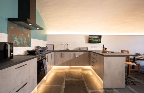 Waterhead House | 2 Bedroom Waterhead Range Cottage by LetMeStay