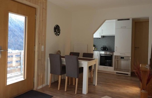 Wiler Apartment | 2-bedroom Whng. Sunny quiet perfectly renovated kitchen ideal location TV.