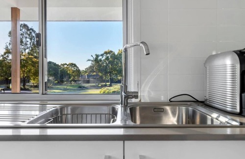 Helensvale Apartment | 2 Bedroom With A/C Near MovieWorld & Wet’n’Wild