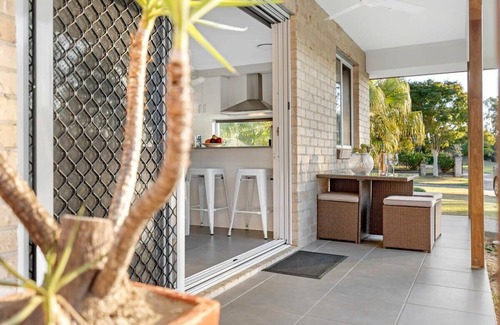 Helensvale Apartment | 2 Bedroom With A/C Near MovieWorld & Wet’n’Wild
