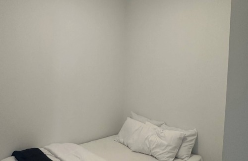 East Danforth Condo | 2 BEDROOM WITH CLEAR VIEWS OF THE TORONTO SKYLINE 2KMS FROM WOODBINE BEACH