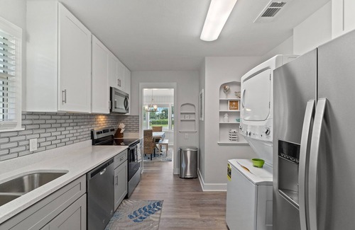 Warrington Cottage | 2 bedrooms - King bed - close to beaches - beautiful deck with outdoor seating.