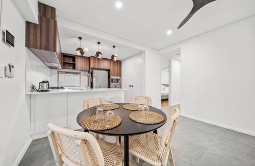 Scarborough House | 2 Bedrooms unit-Walk to Scarborough Beach
