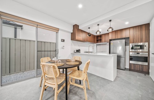 Scarborough House | 2 Bedrooms unit-Walk to Scarborough Beach