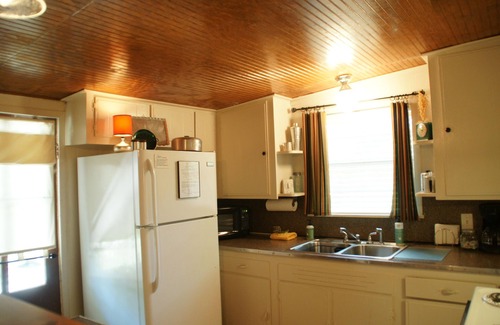 Gruene Cabin | 2 Blks from GUADALUPE RIVER , Tube Rentals & GRUENE HALL, COMAL RIVER 5 mins.