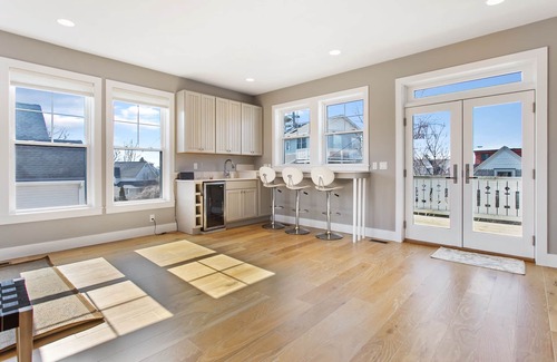 South Haven House | 2 BLKS TO BEACH, LUXURY 4B/3.5BA, SLEEPS 12 3 KING & 3 QUEEN WALK EVERYWHERE!