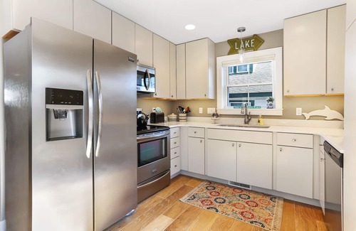 South Haven House | 2 BLKS TO BEACH, LUXURY 4B/3.5BA, SLEEPS 12 3 KING & 3 QUEEN WALK EVERYWHERE!
