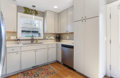 South Haven House | 2 BLKS TO BEACH, LUXURY 4B/3.5BA, SLEEPS 12 3 KING & 3 QUEEN WALK EVERYWHERE!