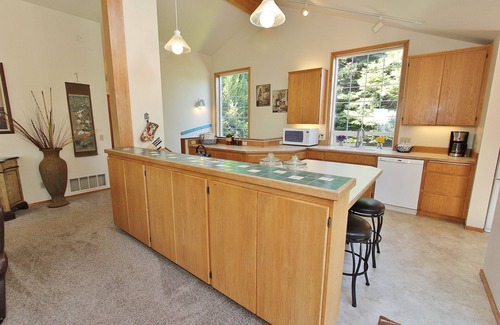 Newport House | 2 Blocks to Bayfront! Sleeps 8, 4 Bed 3 Bath n Availability in September