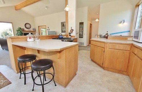 Newport House | 2 Blocks to Bayfront! Sleeps 8, 4 Bed 3 Bath n Availability in September