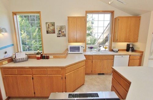 Newport House | 2 Blocks to Bayfront! Sleeps 8, 4 Bed 3 Bath n Availability in September