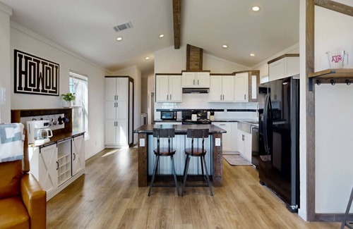 Somerville House | 2 Br 1ba Private Farmhouse