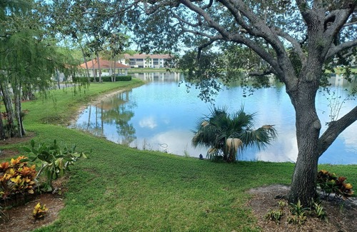 Naples Condo | 2-BR, 2-BA Condo Overlooking Lake Deauville