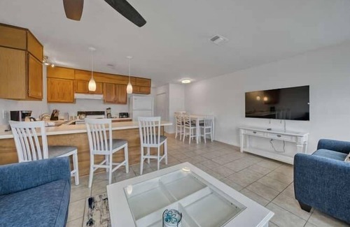 Fort Walton Beach Villa | 2 BR 2 BA Cottage Near Beach + Pickleball Fun